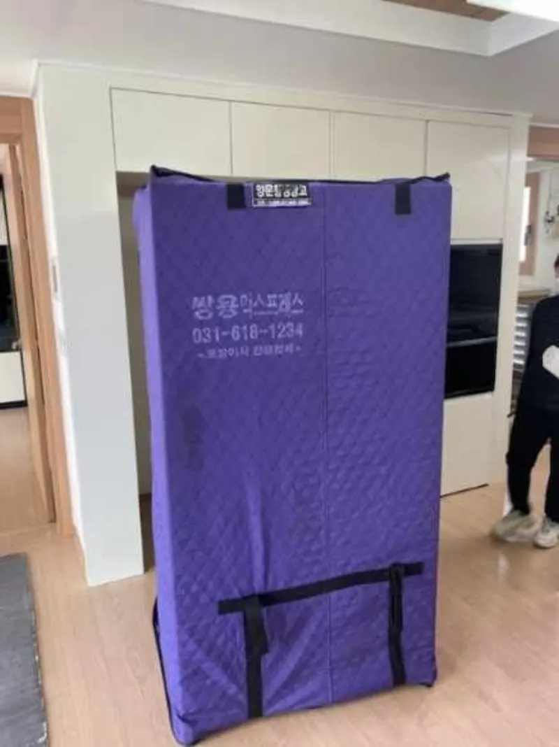 양문형 냉장고를 쌍용익스프레스 보라색 전용 커버로 완전히 감싸 포장한 모습